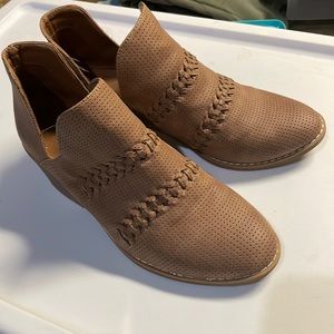 Universal Thread booties